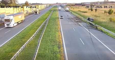 Wideo: Bus dachował na A1. Kierowcy przejeżdżali obok, jakby nic się nie stało