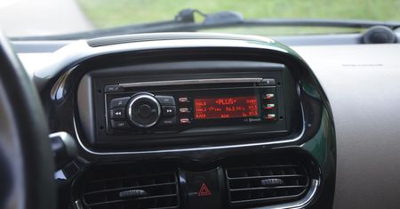 Mandat za radio w aucie. Prawnicy wyjaśniają, kiedy go dostaniesz