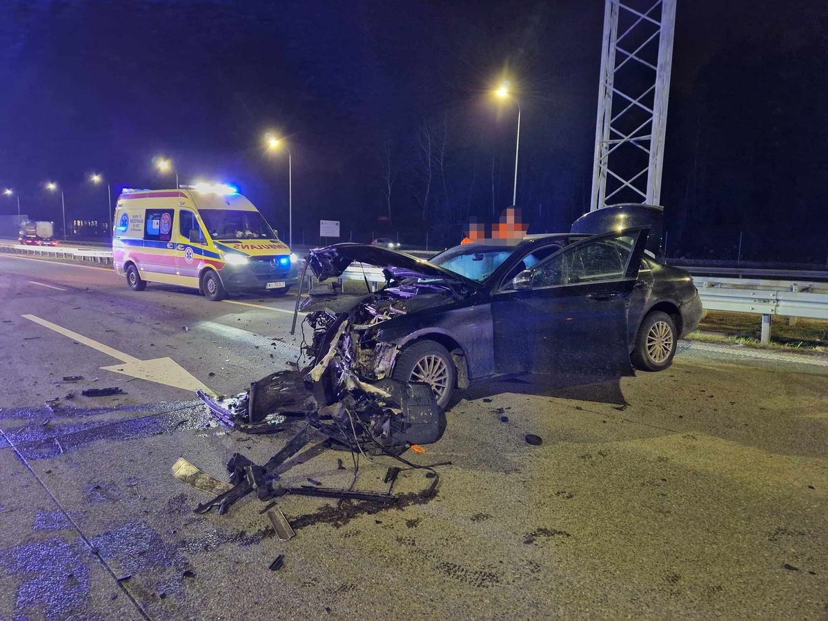 wypadek, trasa S2, pogotowie ratunkowe Groźny wypadek na S2. Są ranni, kierowca uciekł