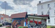Król Leszczyński w klubowym szaliku Unii Leszno. Nowe graffiti przy ulicy Dąbrowskiego w Lesznie