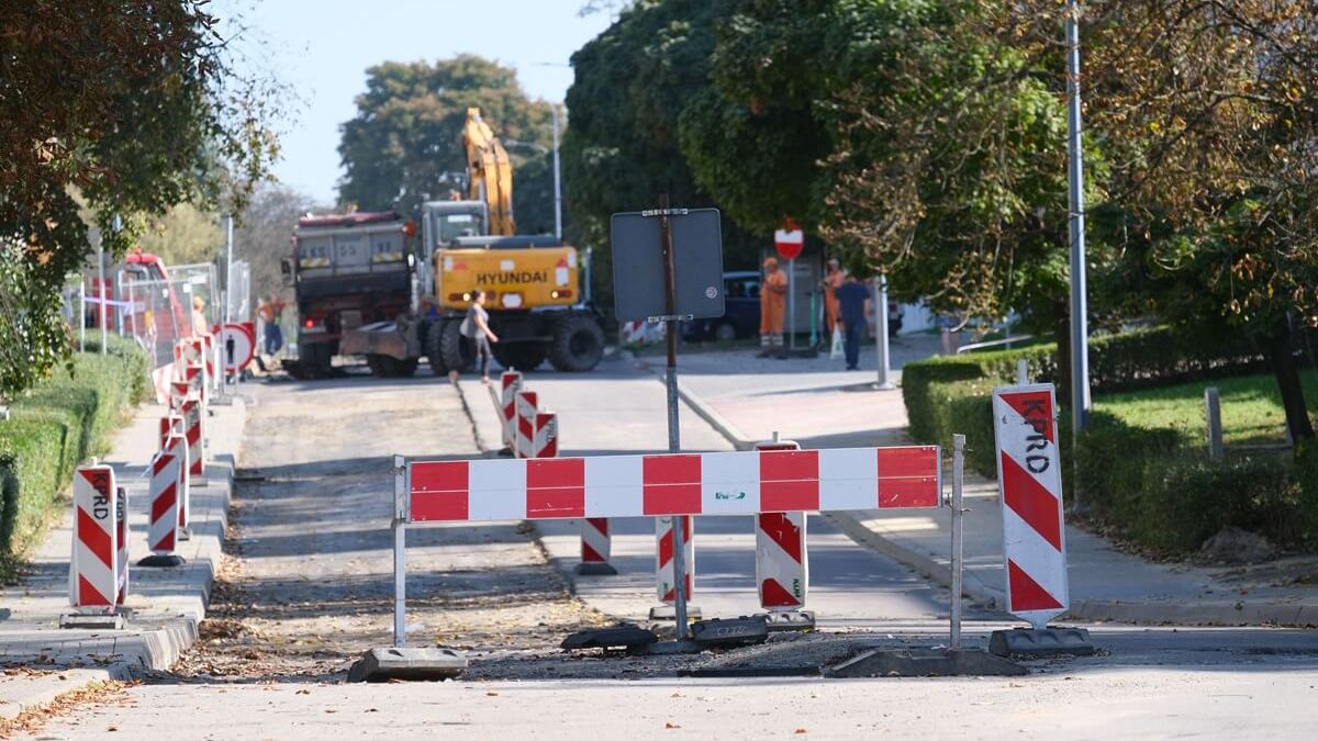 Prace drogowców na ul. Popiełuszki