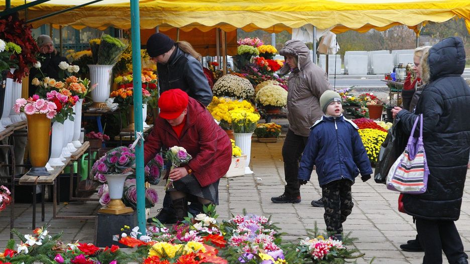 Choć przed cmentarzami wciąż nie brakuje kupujących, coraz więcej osób wcześniej wybiera się po znicze i kwiaty do marketów, gdzie nie brakuje promocji.