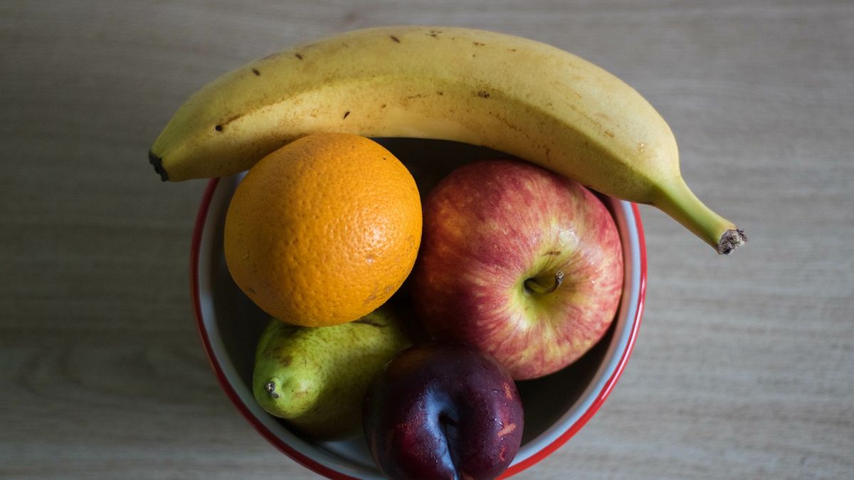 Najgorsza pora na jedzenie owoców. Oponka na brzuchu rośnie i wciąż jesteś głodny