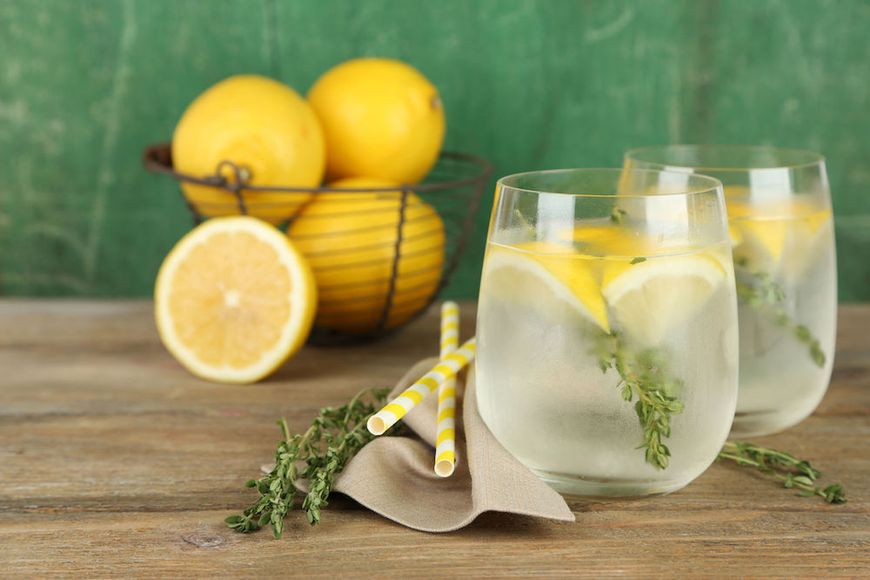 Ciepła woda z cytryną ma wiele właściwości zdrowotnych