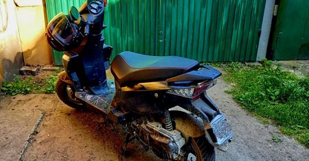 Dwóch nastolatków postanowiło uciekać przed policją... skuterem