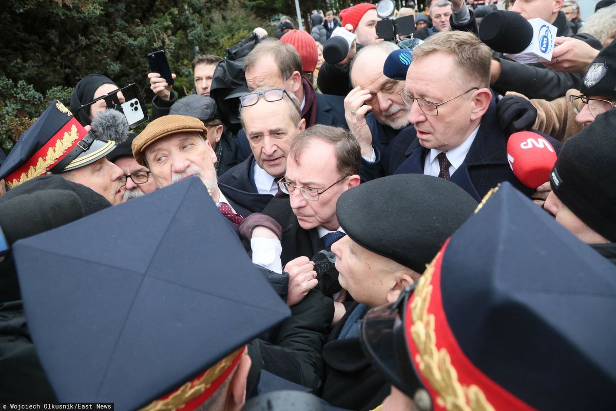 sejm, mariusz kamiński, maciej wąsik Gorąco przed Sejmem. Przepychanki z politykami PiS TRANSMISJA