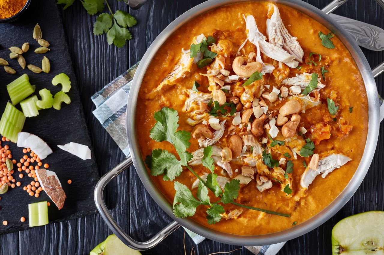 Zupa Mulligatawny. Indyjska zupa pełna aromatu