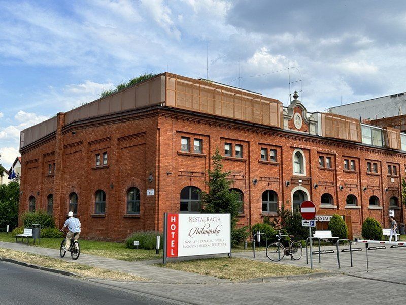 Przed II wojną światową Sandomiersko - Wielkopolska Hodowla Nasion, kupiła dobra Antonimy, gdzie uprawiano buraki cukrowe i pszenicę. Sam folwark w granice Leszna włączono w 1929 roku. Zabytkowe budynki zachowały się przez całe dziesięciolecia, a po modernizacji są ciekawym miejscem na mapie Leszna