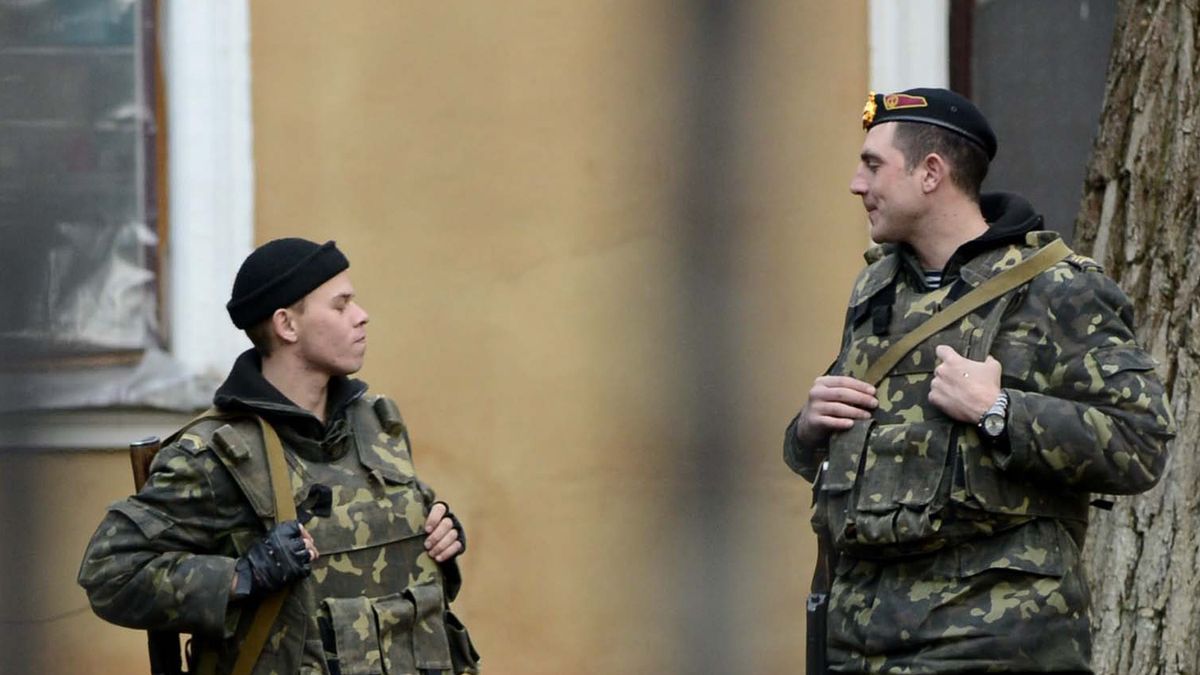 Ukrai�scy �o�nierzeSymferopol, Krym, Ukraina, 19.03.2014. Ukrai�scy �o�nierze na terenie bazy wojskowej w centrum Symferopola, 19 bm. Nieoznakowani (prawdopodobnie rosyjscy) �o�nierze pe�ni� wart� wok� bazy, gdzie przebywaj� Ukrai�cy. Wczoraj, 18 bm., prezydent Rosji podpisa� dekret o przyj�ciu Krymu i Sewastopola do Federacji Rosyjskiej. (obm) PAP/Jakub Kami�skiJakub Kami�skianeksja, armia, Krym, przy��czenia, Rosja, samoobrona, Symferopol, Ukraina, �o�nierz, �o�nierze