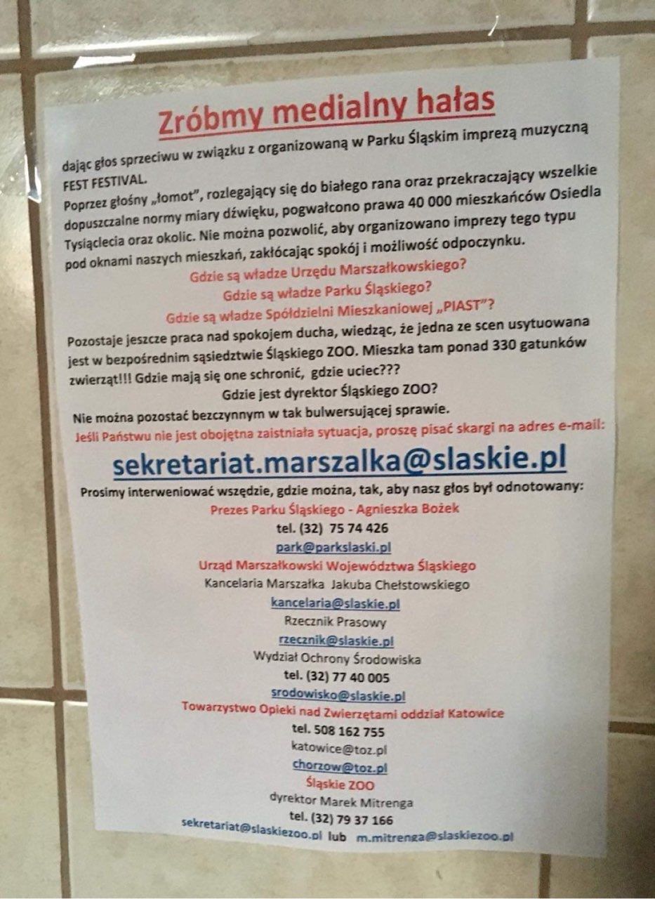 Informacja rozwieszona na jednej z klatek schodowych bloku sąsiadującego z Parkiem Śląskim 
