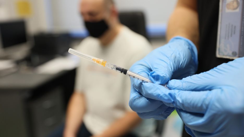 Szczepienia przeciw COVID-19 dopiero w grudniu. Resort czekał na decyzję EMA?