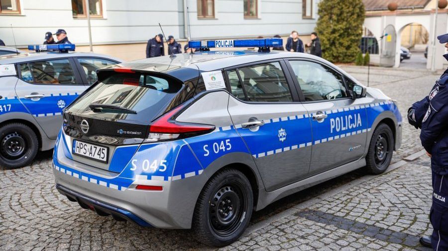 Nissan Leaf mógłby wystartować w przetargu, jednak nie jest wystarczająco szybki ani nie ma odpowiedniego zasięgu. Nie jest też kombi