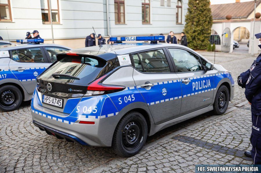 Nissan Leaf mógłby wystartować w przetargu, jednak nie jest wystarczająco szybki ani nie ma odpowiedniego zasięgu. Nie jest też kombi