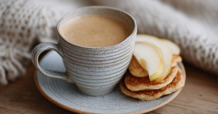 Wcale nie pumpkin spice latte. Najmodniejszą kawę jesieni zrobisz z tym dodatkiem