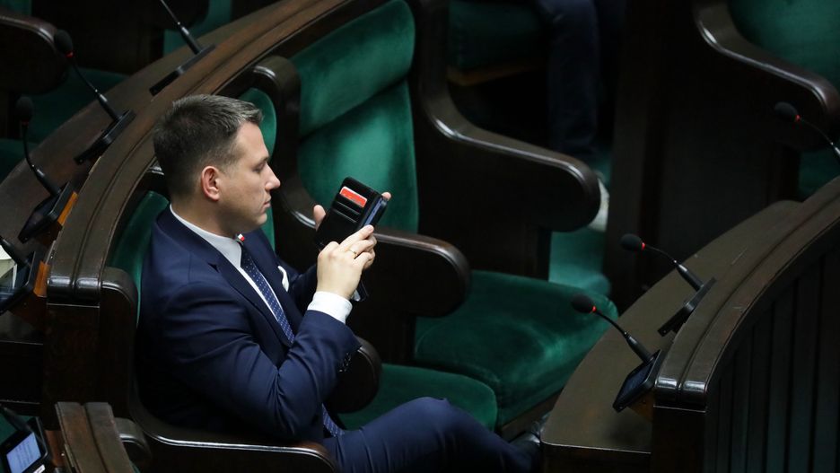 Warszawa, 01.10.2024. Poseł Konfederacji Sławomir Mentzen na sali plenarnej Sejmu, podczas bloku wieczornych głosowań, 1 bm. (mr) PAP/Tomasz Gzell