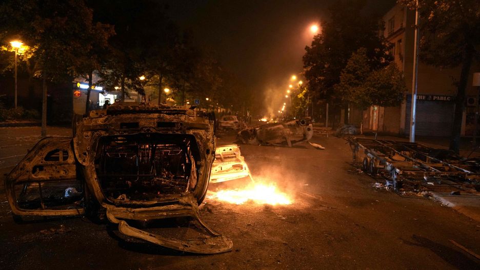 Zamieszki w Nanterre po ?mierci nastolatka zastrzelonego przez policj?
Burning vehicles lie in a street of the Cite Pablo Picasso area of Nanterre, north-west of Paris early June 30, 2023, as protests continue across France in the aftermath of the killing by a policeman of a teenage driver in the Parisian suburb of Nanterre. Violent protests broke out in France in the early hours of June 29, as anger grows over the police killing of a teenager, with security forces arresting 150 people in the chaos that saw balaclava-clad protesters burning cars and setting off fireworks. Nahel M., 17, was shot in the chest at point-blank range in Nanterre in the morning of June 27, 2023, in an incident that has reignited debate in France about police tactics long criticised by rights groups over the treatment of people in low-income suburbs, particularly ethnic minorities. (Photo by Zakaria ABDELKAFI / AFP)
ZAKARIA ABDELKAFI
