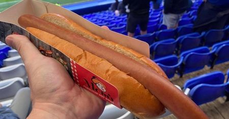 Absurdalny hot-dog na stadionie. Ile byś za niego zapłacił?