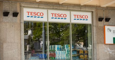 Pracę w Tesco straci 899 osób. Wiemy, w których sklepach będą zwalniać