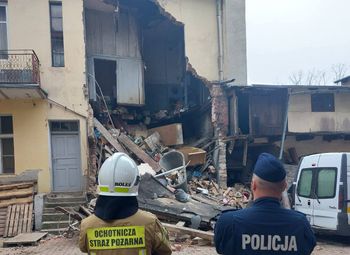 Wągrowiec: Runęła ściana kamienicy. Ewakuowano starszą kobietę