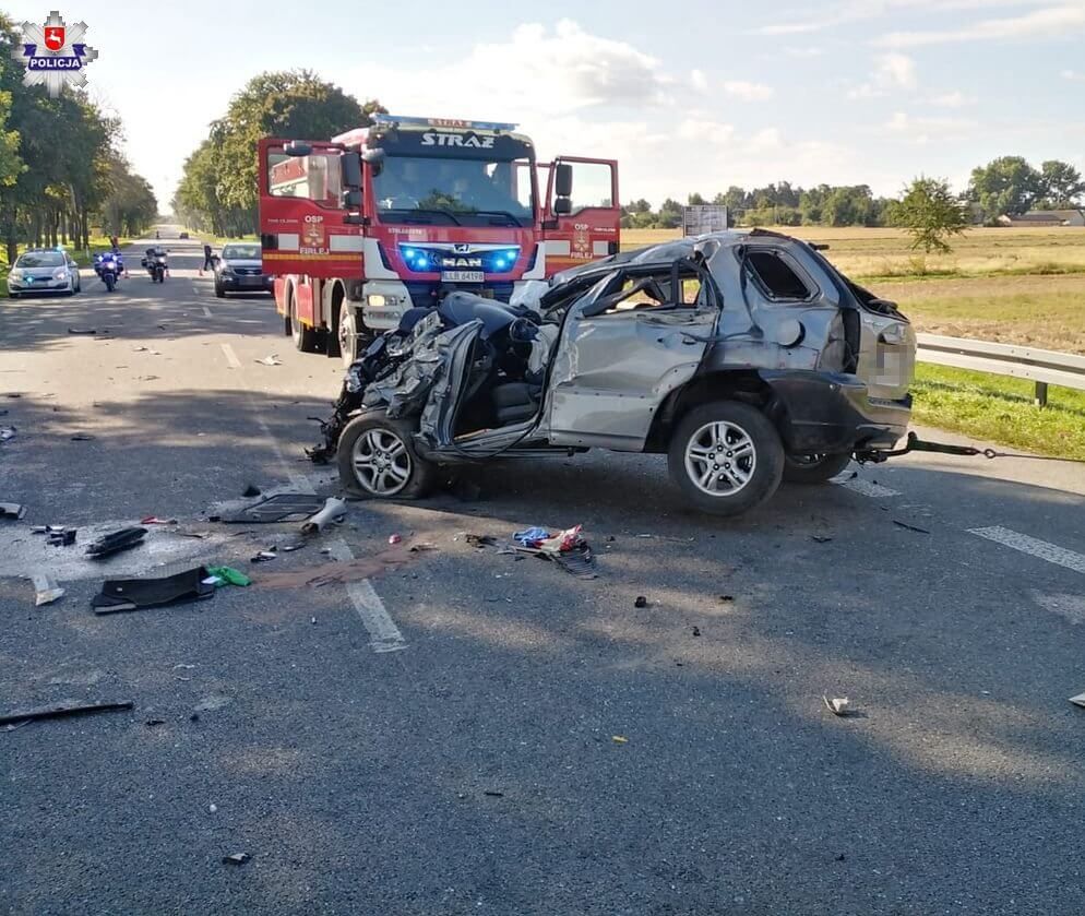 Kia uderzyła w przepust i dachowała na DK19 w m. Łukówiec