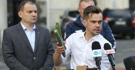Kołodziejczak u Kowalczyka. PiS chce "udobruchać" rolników, prezes AgroUnii grzmi: "Odbijemy im wieś"