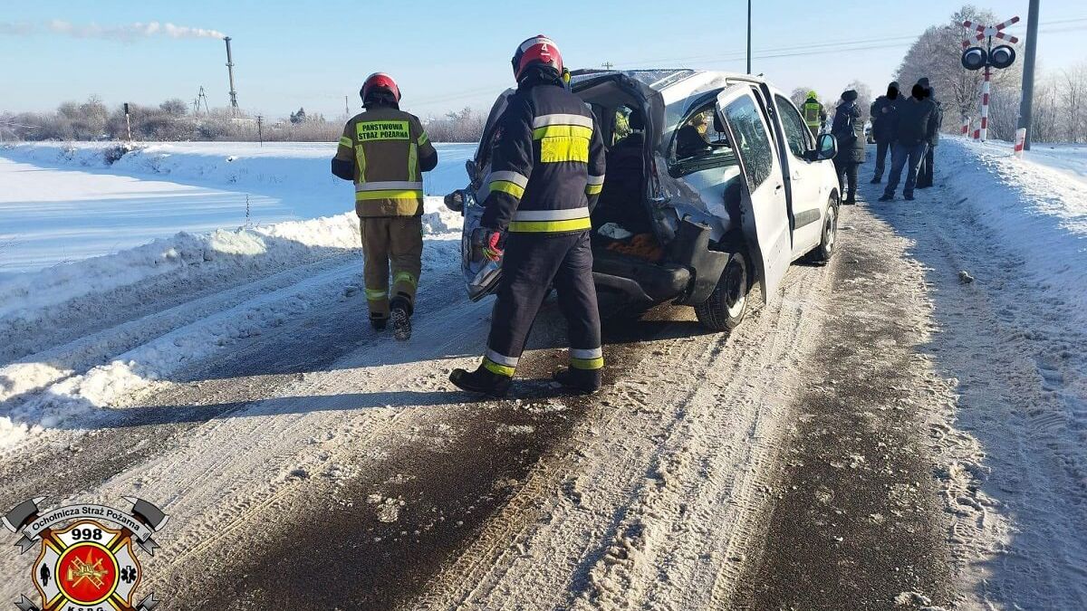 Kierowca peugeota wjechał przed pociąg na przejeździe kolejowym w Leonowie