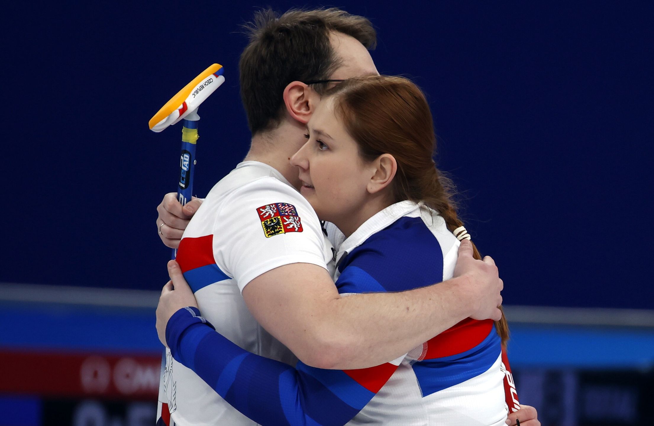 epa09723098 Tomas Paul (L) and Zuzana Paulove (R) of Czech Republic celebrate during Curling Mixed Doubles Round Robin match between Czech Republic and Norway at the Beijing 2022 Olympic Games, Beijing, China, 02 February 2022.  EPA/ROMAN PILIPEY Dostawca: PAP/EPA.