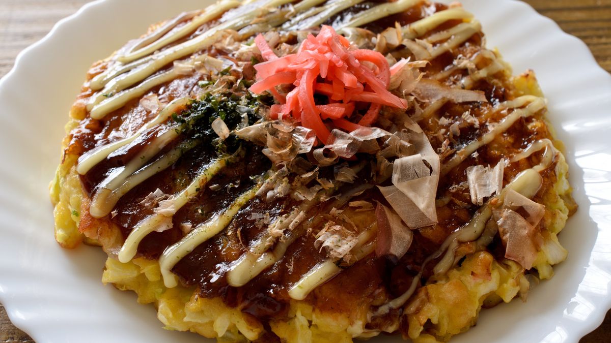 Okonomiyaki to japoński omlet z kapustą pekińską