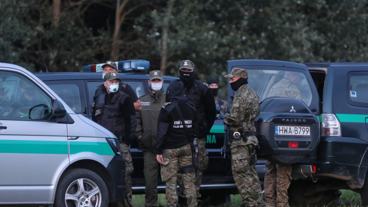 Usnarz Górny, 18.08.2021. Straż graniczna w pobliżu miejscowości Usnarz Górny k. Krynek (pow. sokólski), 18 bm. W pasie granicznym pomiędzy Polską a Białorusią przebywa kilkudziesięciu uchodźców m.in. z Iraku. Grupa ok. 50 osób koczuje na tym terenie od niedzieli – nie są wpuszczani do Polski ani z powrotem na Białoruś