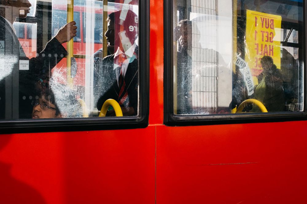 Fotograf stara się pokazać kontrast pomiędzy bogactwem i biedą oraz mieszankę tradycji i kultur grup etnicznych. Na jego zdjęciach możecie dostrzec Londyn w nowym wydaniu - odważnym i kolorowym, jednak już na pierwszy rzut oka widać które to miasto. Charakterystyczne dla stolicy Anglii czerwienie i deszczowe motywy nie pozwalają pomylić go z żadnym innym miejscem.