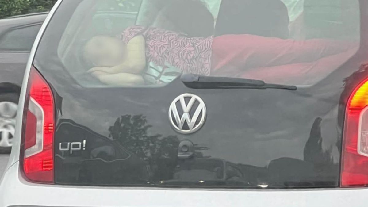 Dziecko spało na desce nad bagażnikiem.