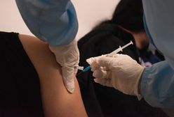 Hongkong. Zaszczepił się cztery razy, bo chciał chodzić do barów