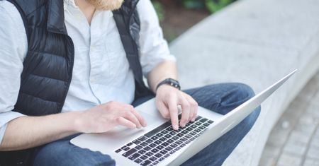 Internetowe zakupy z dostawą do domu? Sprawdź, z których sklepów skorzystasz
