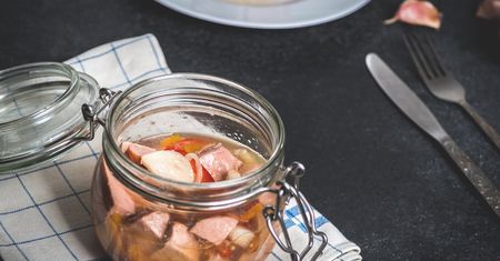Polskie gospodynie łapią się za głowę. Czeszki zamiast ogórków upychają w słoikach inny produkt