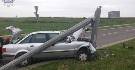 Krasnystaw: Młody kierowca jechał na łysych oponach. Uderzył w latarnię
