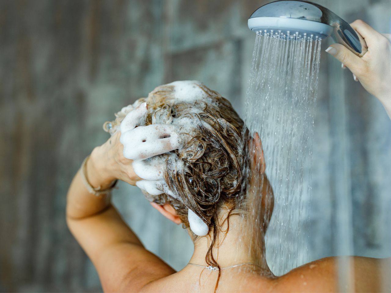 Rano czy wieczorem - kiedy najlepiej myć włosy?