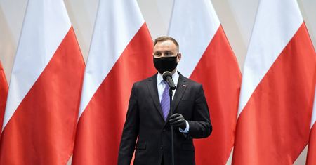 Andrzej Duda i niepodłączony telefon. Adam Bielan odpiera atak. Oberwał Donald Tusk