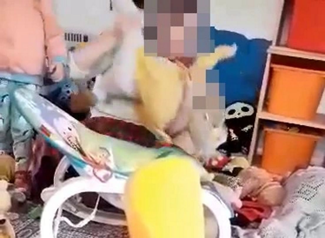 Kobieta dmuchała również dzieciom w twarz, miały wtedy problem ze złapaniem oddechu