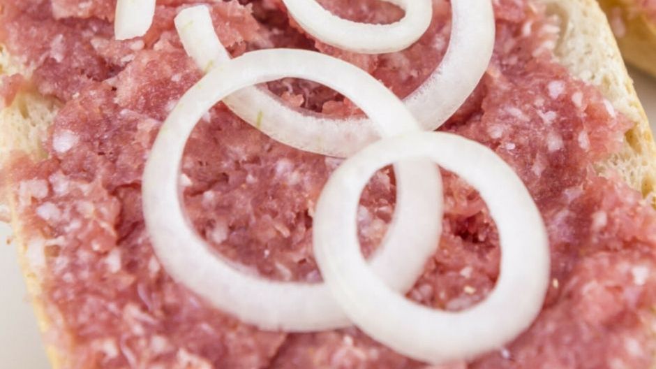 Sanepid wycofuje kiełbasę. Wykryto w niej groźną bakterię