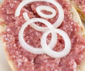 Sanepid wycofuje kiełbasę. Wykryto w niej groźną bakterię