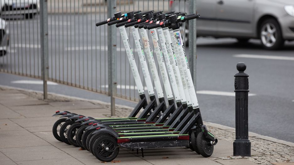 Warszawa. W mieście nie ma parkingu dla hulajnóg