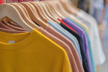 Przebadali ubrania i biżuterię. Wykryli chemię. 400 razy ponad normę