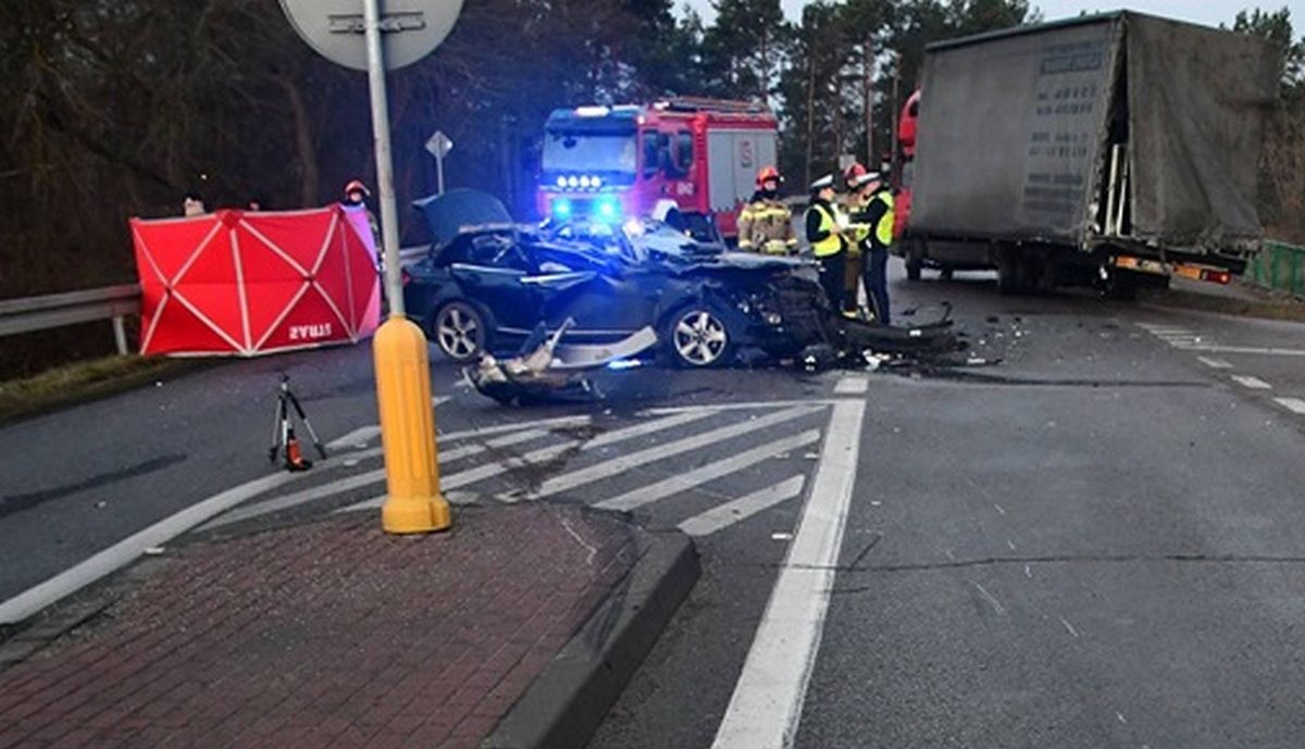 śmiertelny wypadek, mercedes, ciężarówka Mercedes wbił się w ciężarówkę. Nastolatka zginęła na miejscu