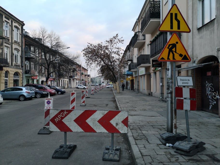 Zaparkowany samochód blokuje remont ul. 1 Maja w Lublinie