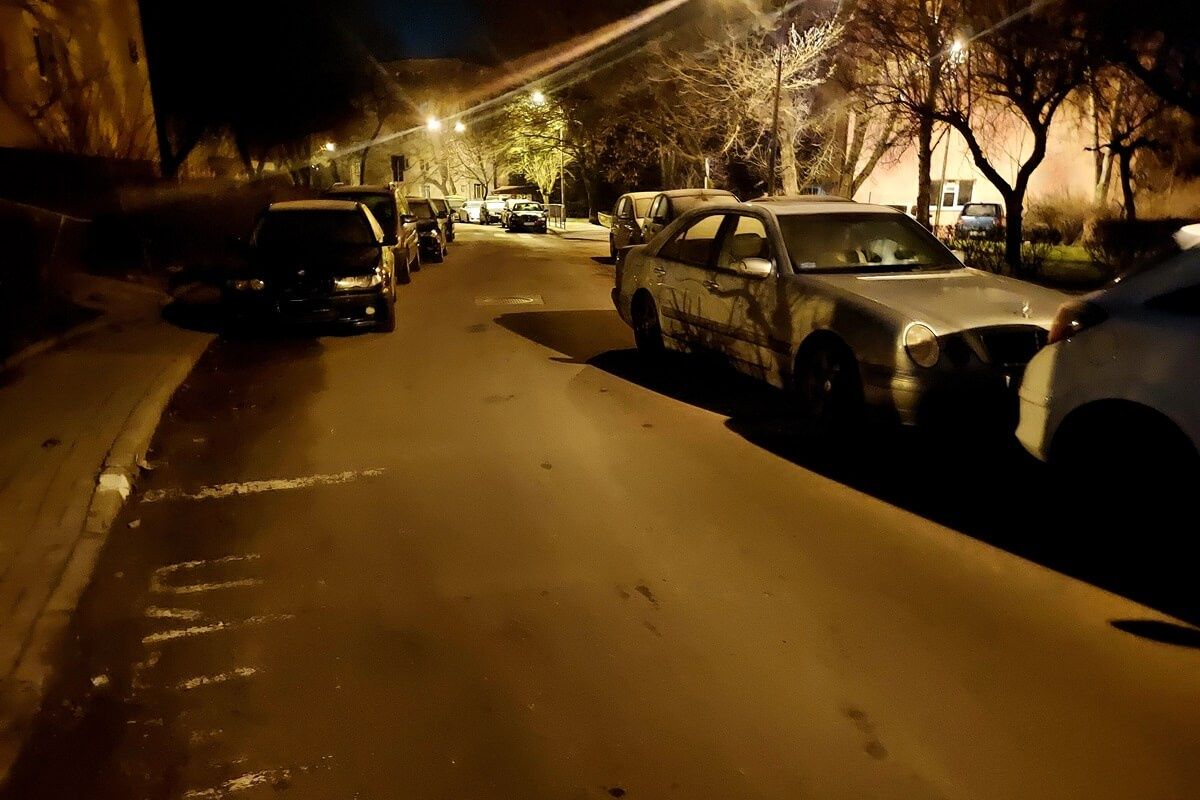 Zaparkowane samochody po obu stronach ul. Przyjaźni