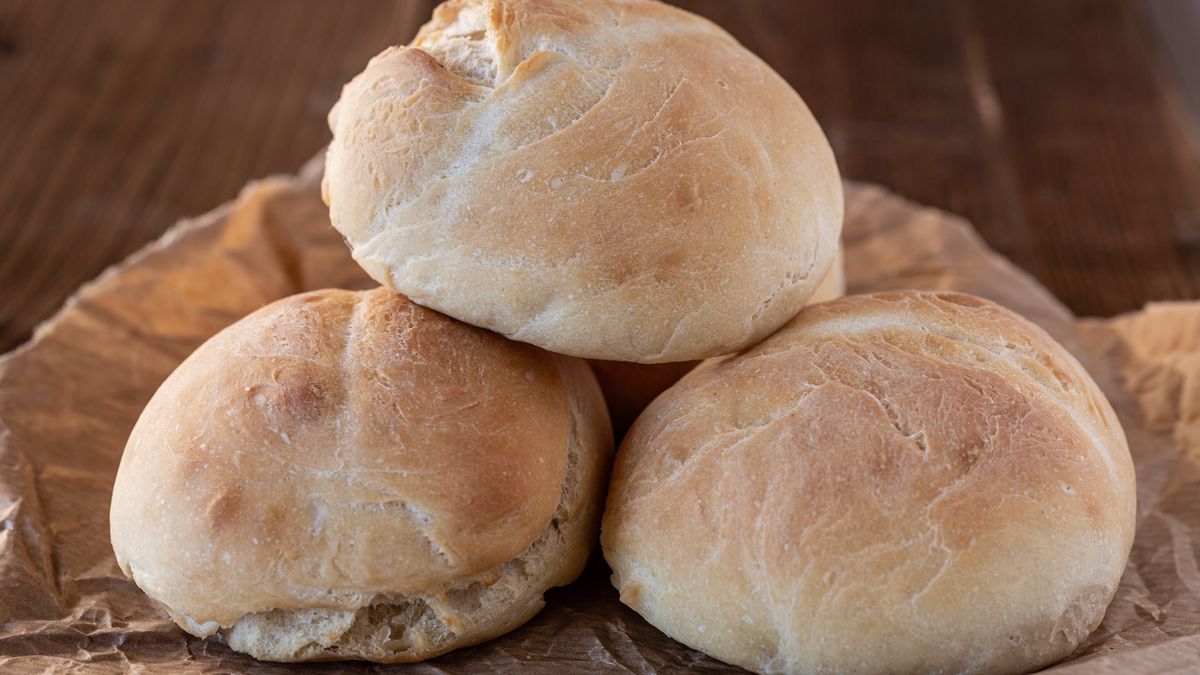 Domowe bułki na kwaśnej śmietanie są wyrośnięte i chrupiące