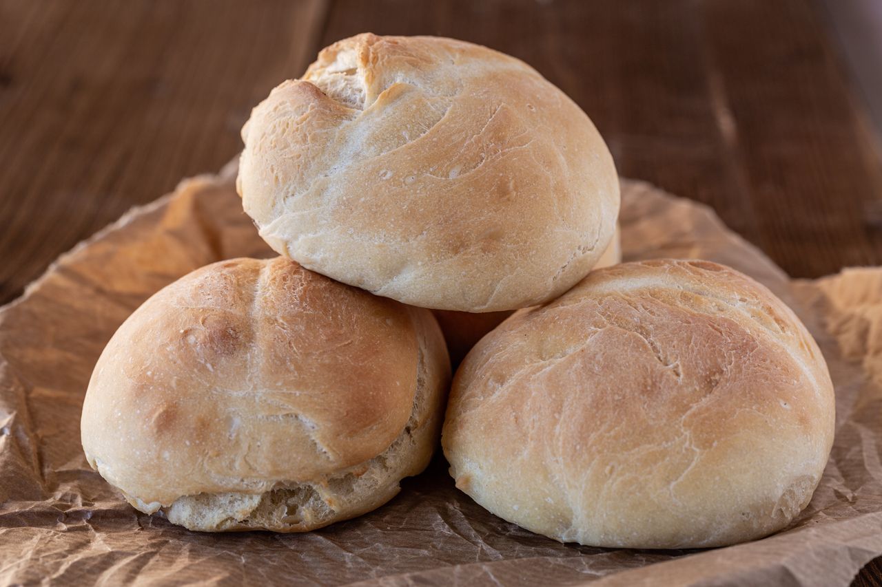 Hausgemachte Brötchen mit saurer Sahne sind aufgegangen und knusprig.