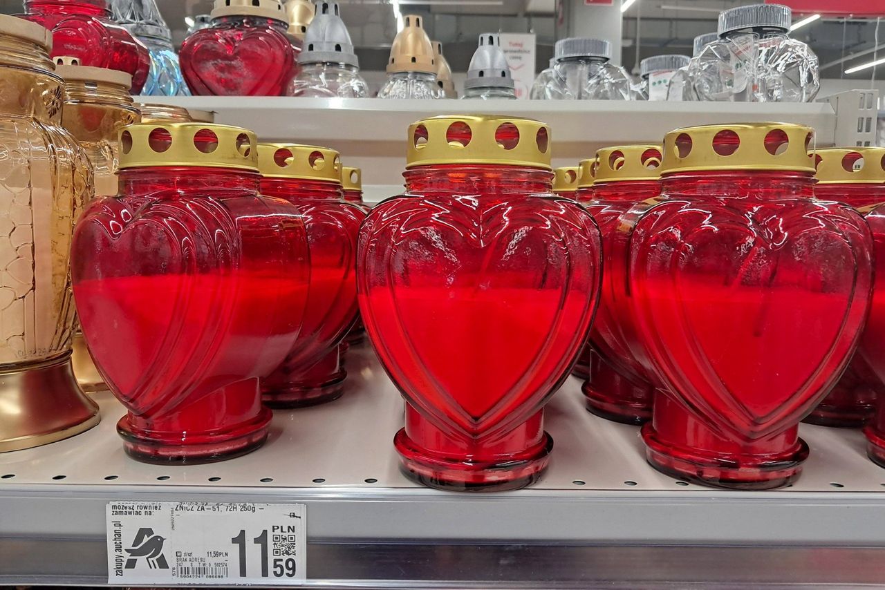 Kolor znicza ma znaczenie. Jaki postawić na grobach bliskich?