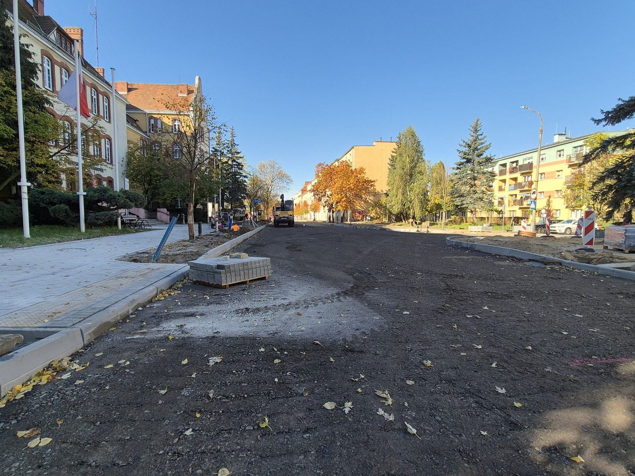 Głogów: Przy remontowanym odcinku ulicy Sikorskiego układają nowe chodniki z kostki