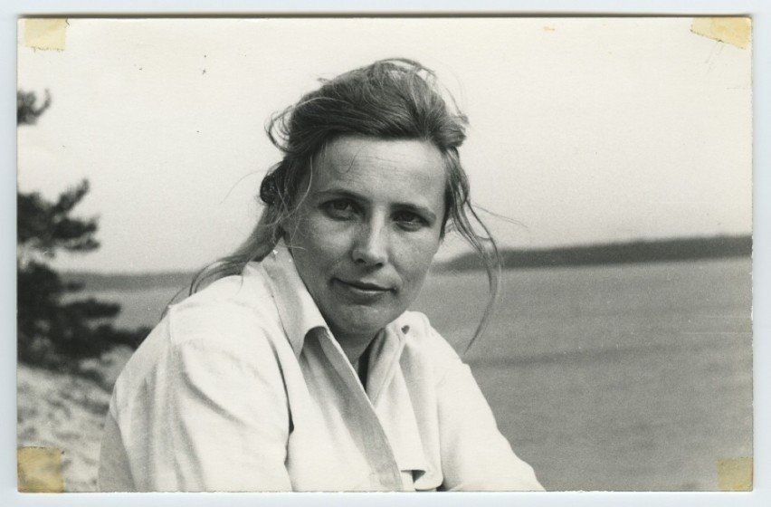 Tak wyglądała Agnieszka Osiecka na starej fotografii.